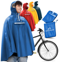 Blauer Nextcover-Fahrradregenponcho mit Kapuze und reflektierendem Streifen, dargestellt in verschiedenen Farben neben einem Fahrrad und passender Transporttasche.