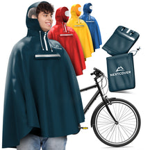 Dunkelblauer Nextcover-Fahrradregenponcho mit Kapuze und reflektierendem Streifen, dargestellt in verschiedenen Farben neben einem Fahrrad und passender Transporttasche.