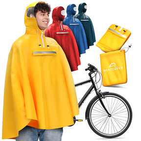 Gelber Nextcover-Fahrradregenponcho mit Kapuze und reflektierendem Streifen, dargestellt in verschiedenen Farben neben einem Fahrrad und passender Transporttasche.