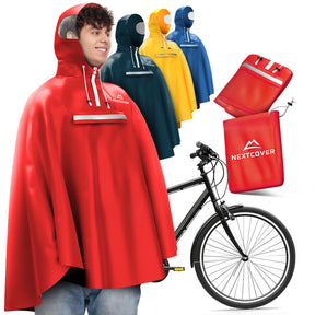 Roter Nextcover-Fahrradregenponcho mit Kapuze und reflektierendem Streifen, dargestellt in verschiedenen Farben neben einem Fahrrad und passender Transporttasche.