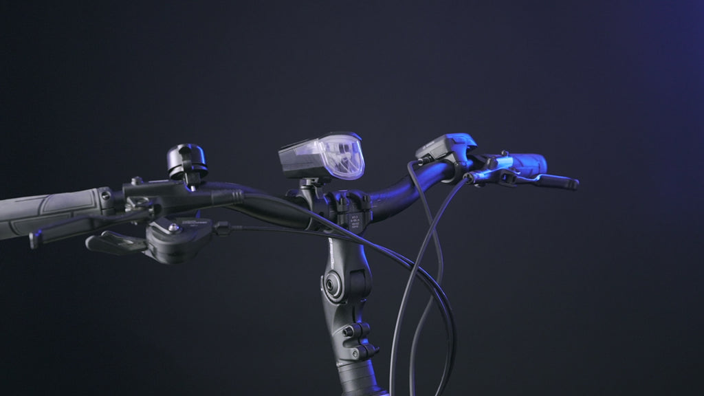 Nextcover LED-Fahrradlicht-Set im Produktvideo: StVZO-konform, USB-aufladbar mit bis zu 11 Stunden Akkulaufzeit, IP44 wasserdicht und Tag/Nacht-Sensor sowie Bremsanzeige für optimale Sicht und Sicherheit.