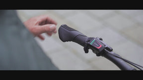 Nextcover ergonomische Fahrradgriffe im Produktvideo: Soft-Touch-Technologie für optimale Stoßdämpfung, rutschfester Grip und SecureGrip-Verschluss zur Entlastung von Handgelenken und Handballen.