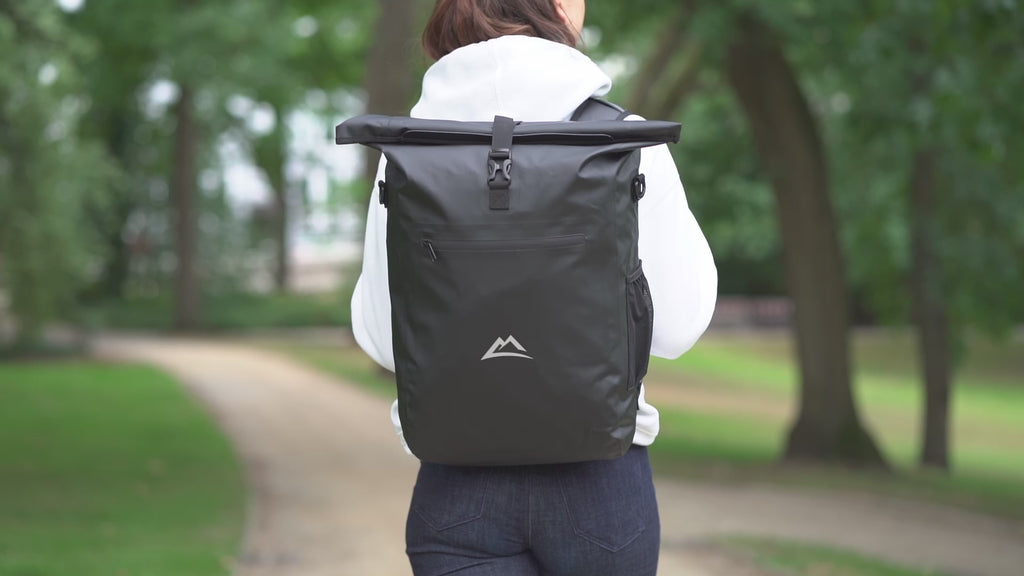 Nextcover 3-in-1 Fahrradtasche im Produktvideo: Wasserdichtes Rolltop-Design, umwandelbar als Rucksack, Schultertasche oder Gepäckträgertasche, mit reflektierenden Details und großer Kapazität.