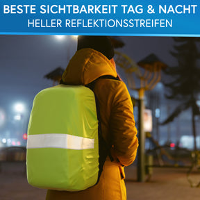 Person mit Nextcover Rucksack-Regenhülle in leuchtendem Neongelb und hellem Reflektionsstreifen, sorgt für beste Sichtbarkeit bei Tag und Nacht.