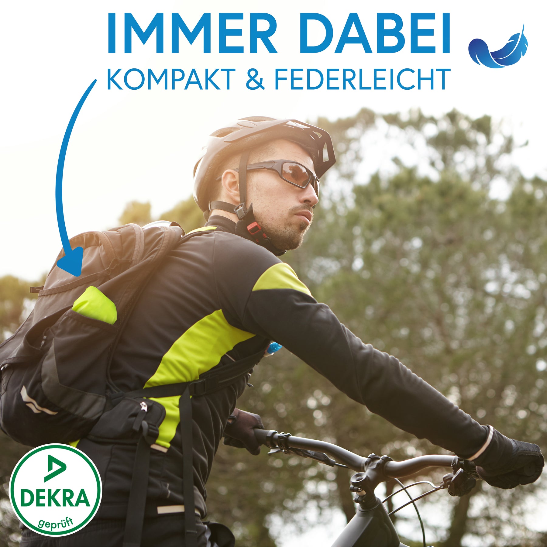 Radfahrer mit kompakt zusammengefalteter, federleichter Nextcover Rucksack-Regenhülle (DEKRA-geprüft), ideal zum Mitnehmen für schnellen Nässeschutz unterwegs.