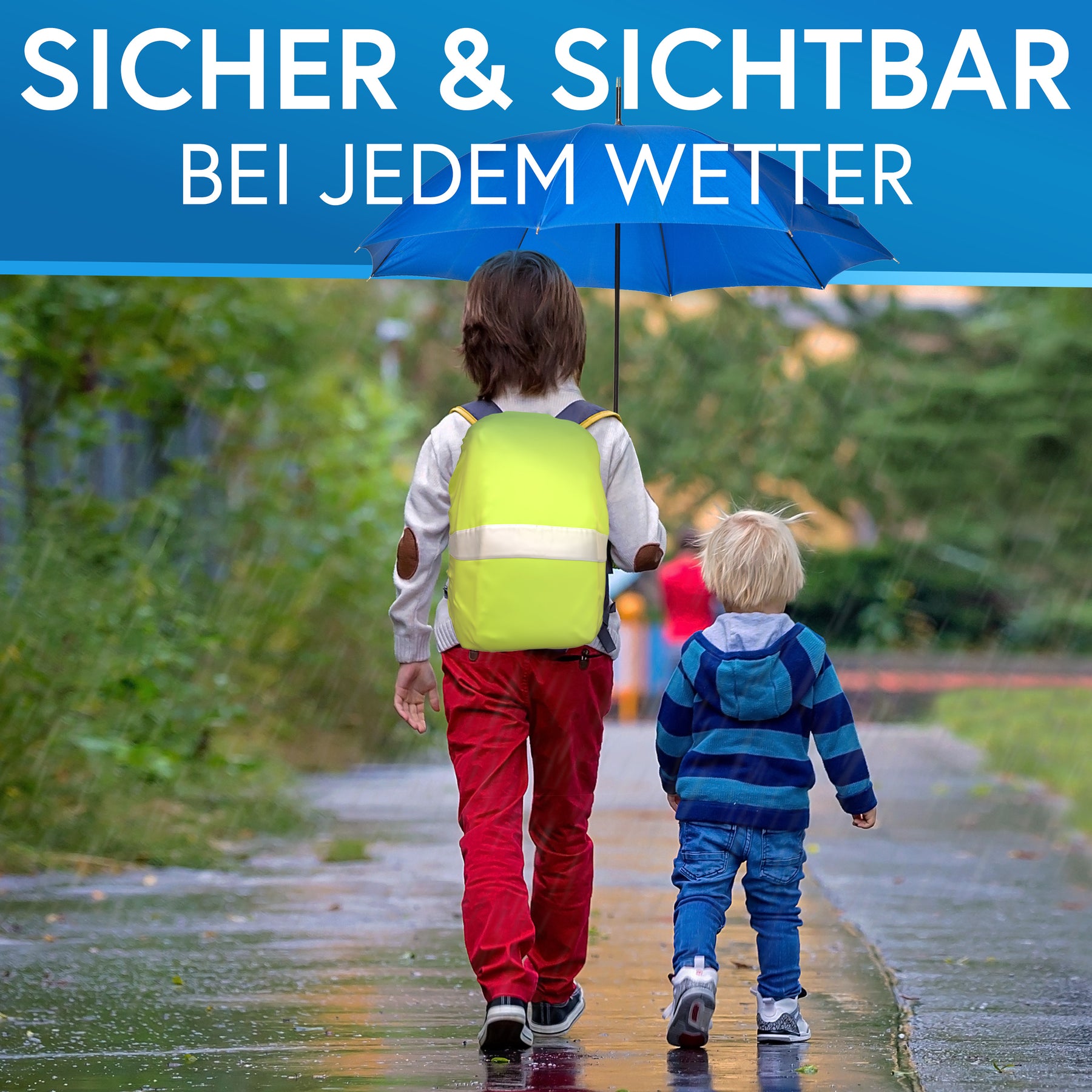 Kind mit Nextcover Rucksack-Regenhülle in leuchtendem Neongelb und reflektierendem Streifen, sicher und sichtbar bei Regenwetter.